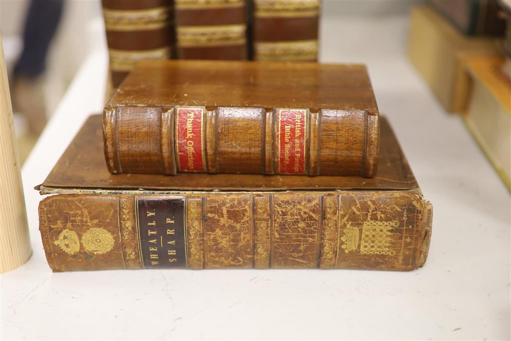 A small leather bookshelf, leather book covers, a novelty wooden book money box, etc.